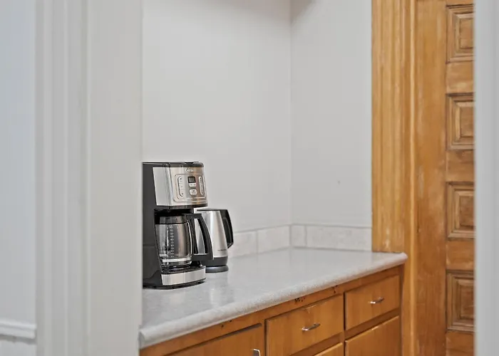 Oakland, !c Bright And Stylish Private Bedroom With Shared Bathroom