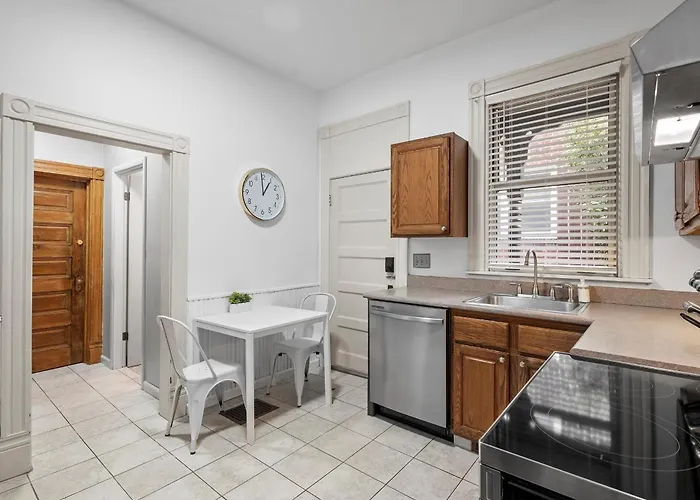 Oakland, !c Bright And Stylish Private Bedroom With Shared Bathroom