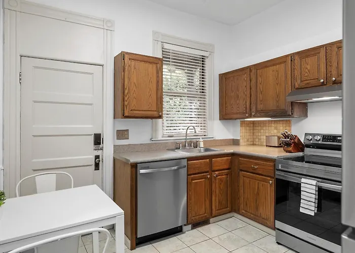 Homestay Oakland, !c Bright And Stylish Private Bedroom With Shared Bathroom